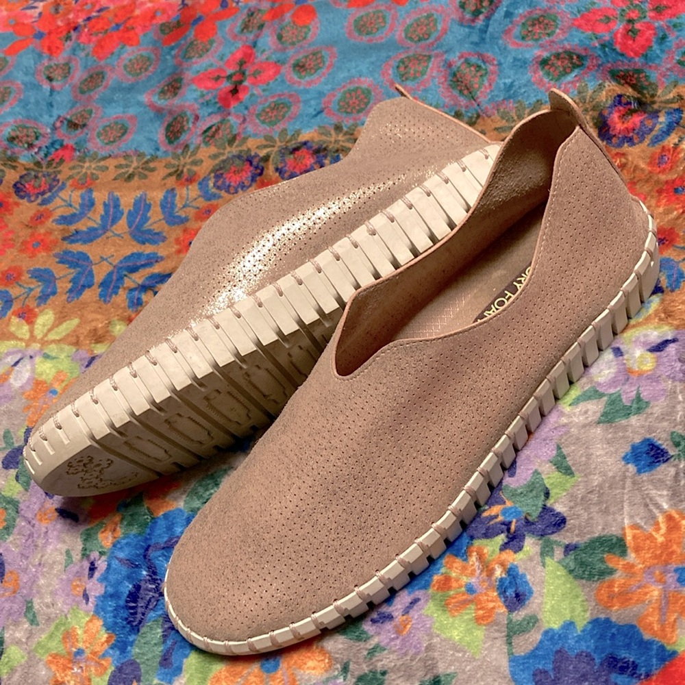 *EUC* Women’s Skechers slip on in perforated blush leather size 8.5